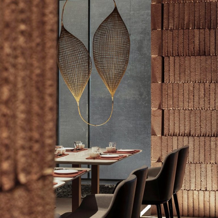Crowne interior sq